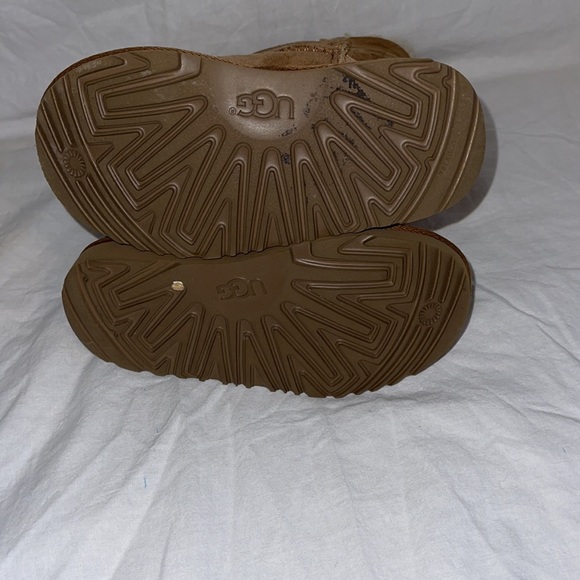 UGGS. - Picture 4 of 4